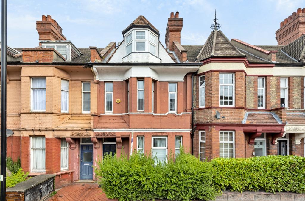 Avenue Streatham SW2 4 bed house £2,600 pcm (£600 pw)