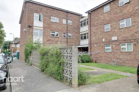 2 bedroom apartment to rent, Artesian Close, Hornchurch