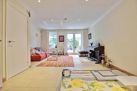 2 bedroom end of terrace house to rent, Temple Road, Kew, Richmond