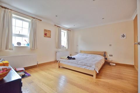 2 bedroom end of terrace house to rent, Temple Road, Kew, Richmond