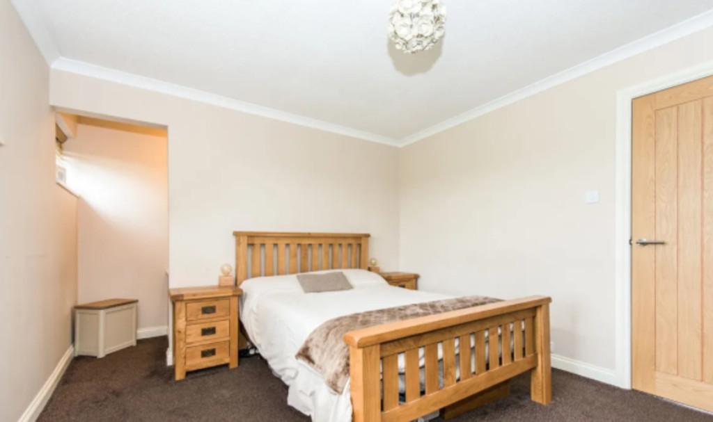 Cardwell Road, London 2 bed ground floor flat £1,500 pcm (£346 pw)