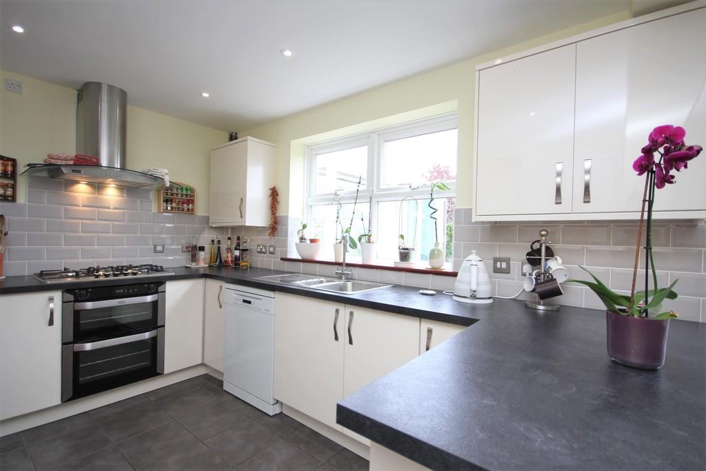 Laurel Gardens, Locks Heath 6 bed detached house £550,000