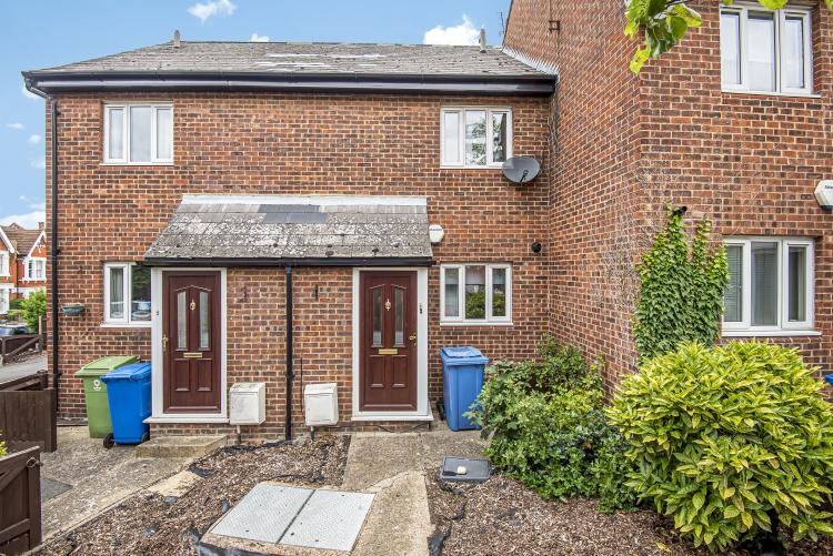 Elfindale Road London SE24 2 bed house £1,450 pcm (£335 pw)