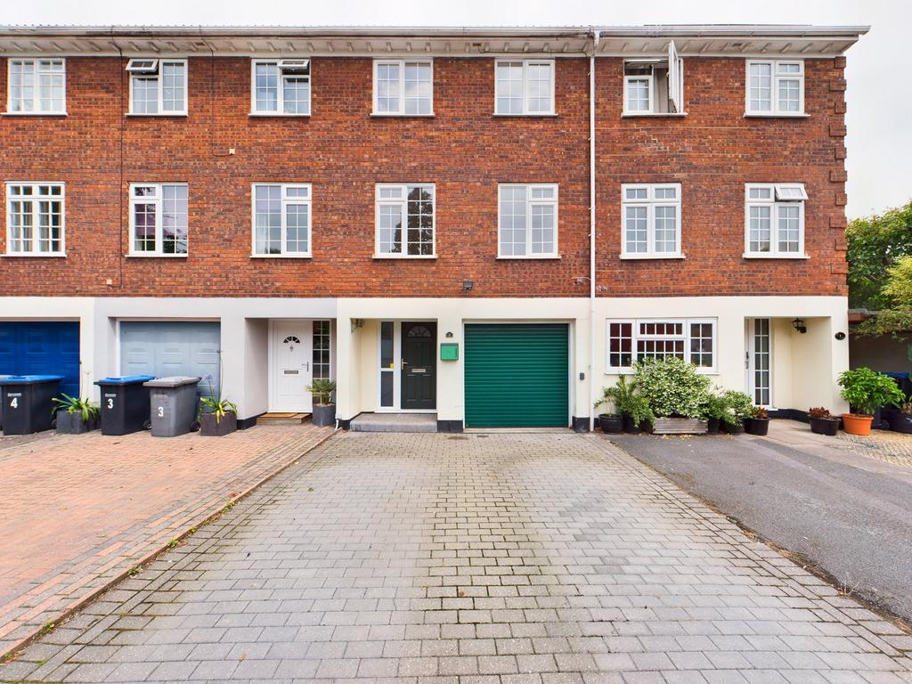 Riversdell Close, Chertsey, KT16 4 bed house £2,250 pcm (£519 pw)