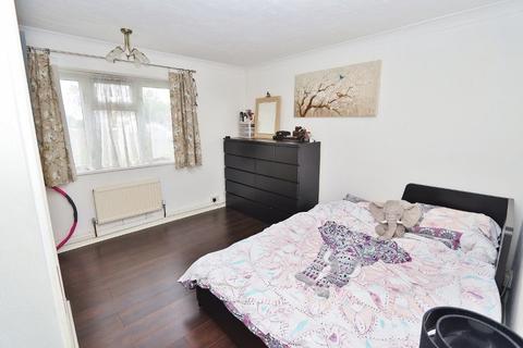 22 Roles Grove, Romford, RM6 5LT