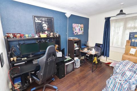 22 Roles Grove, Romford, RM6 5LT