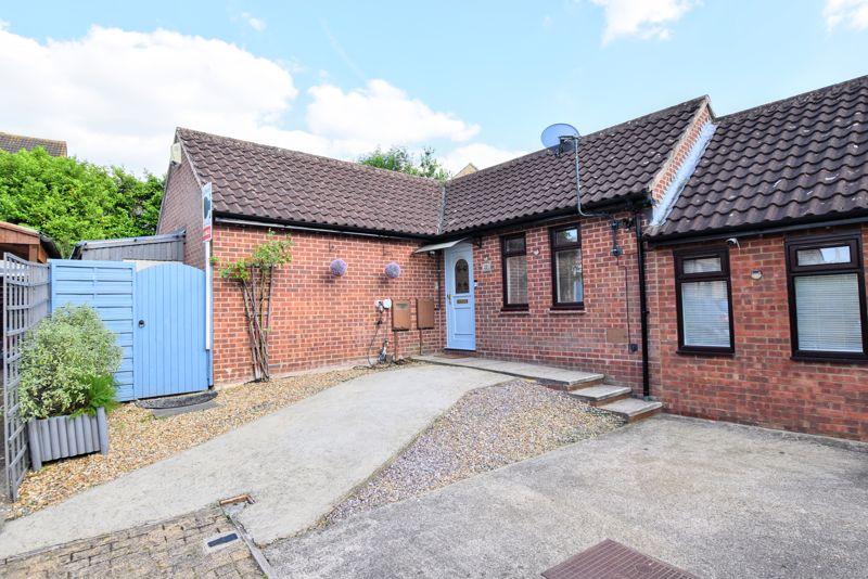Robertson Close, Shenley Church End, Milton Keynes 3 bed semidetached