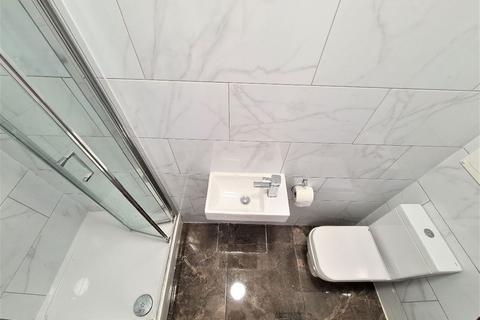 Studio to rent, Kilburn High Road, Kilburn, London,  NW6