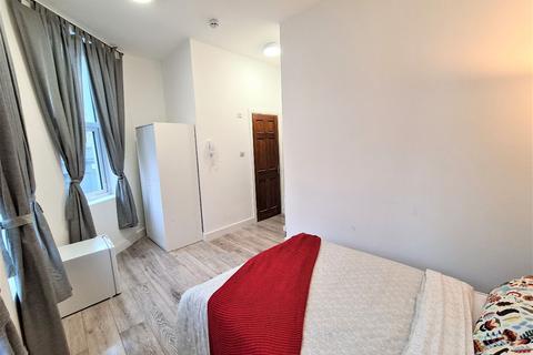Studio to rent, Kilburn High Road, Kilburn, London,  NW6