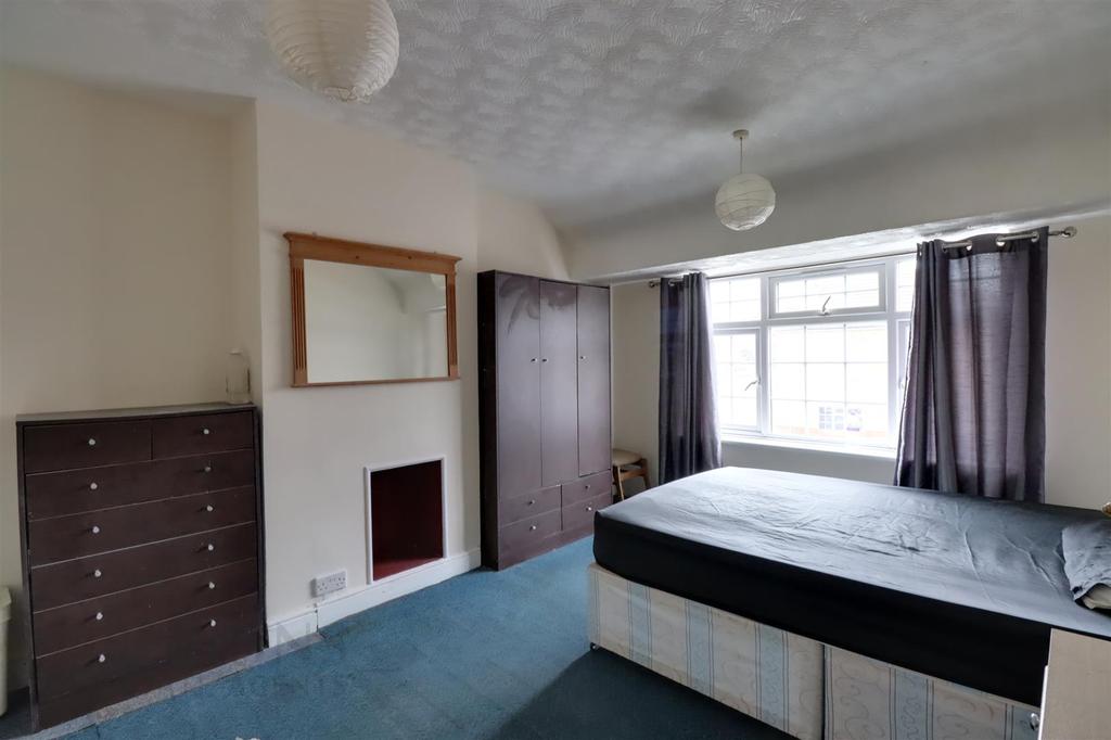 Mansell Road, Greenford 1 bed in a house share £550 pcm (£127 pw)