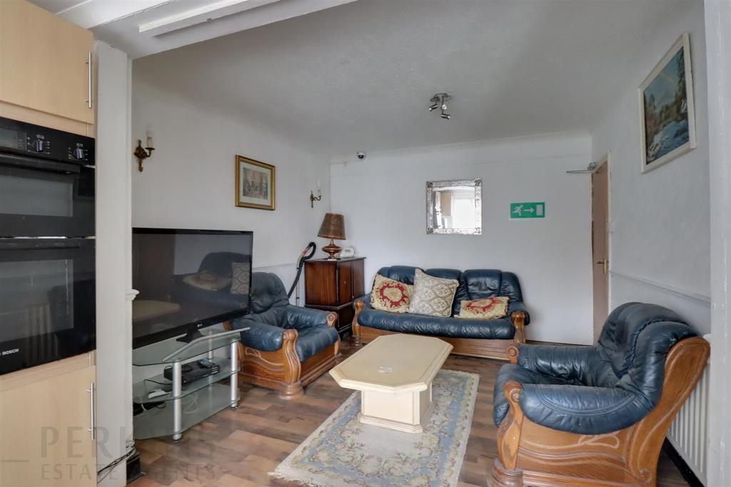 Mansell Road, Greenford 1 bed in a house share £550 pcm (£127 pw)