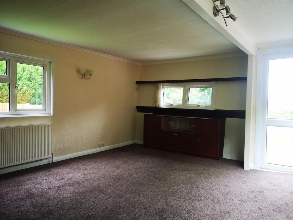 Brighton Road, Lower Kingswood, Tadworth 2 bed house £1,400 pcm (£323 pw)