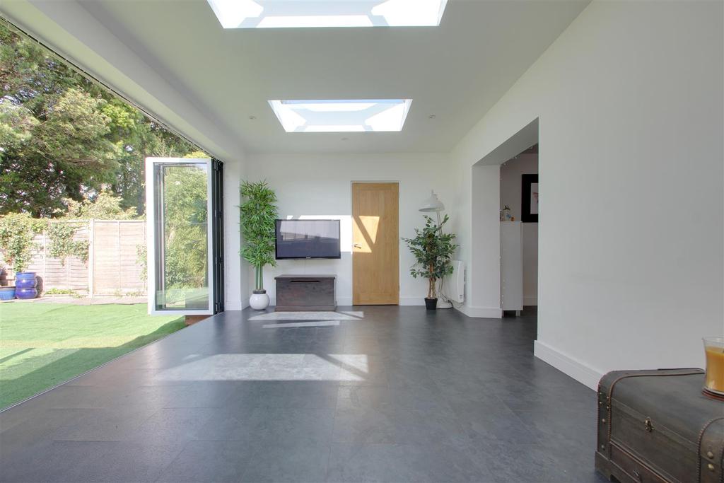 Barrington Road, GoringBySea, Worthing 3 bed detached bungalow £450,000
