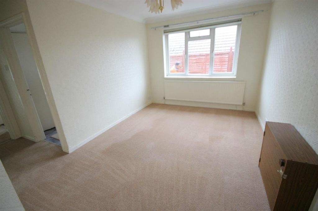 Wadhurst Avenue, Luton 2 bed semidetached bungalow £1,095 pcm (£253 pw)