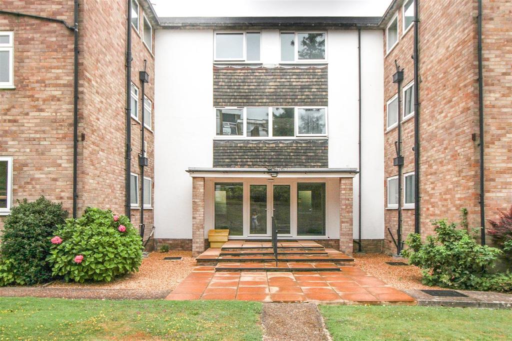 Hollywood Court, Oathall Road, Haywards Heath 2 bed flat £975 pcm (£225 pw)
