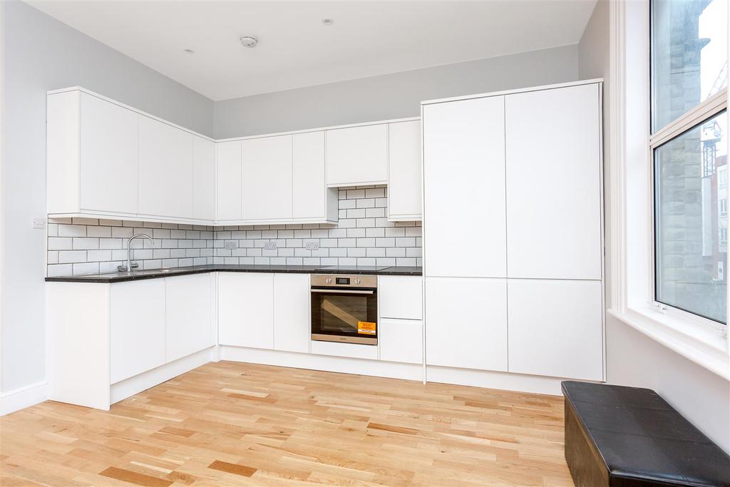 Kilburn High Road, London NW6 3 bed apartment £2,300 pcm (£531 pw)
