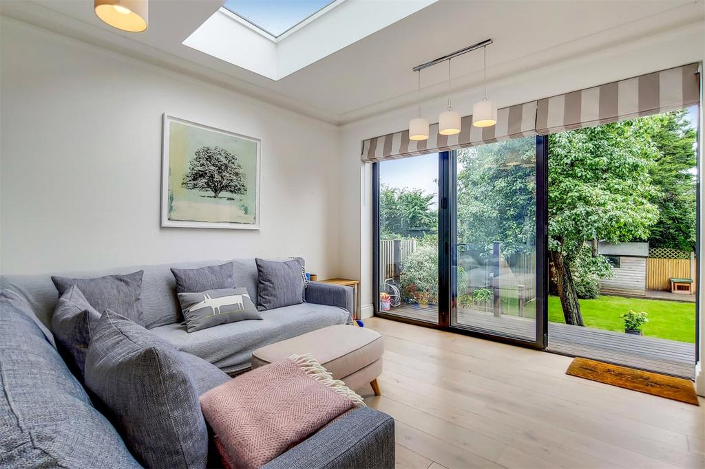 Ellerton Road, SW18 3 bed apartment £925,000