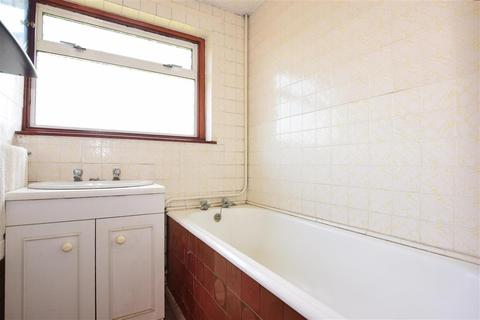 12 James Road, Cuxton, Rochester, ME2 1DH