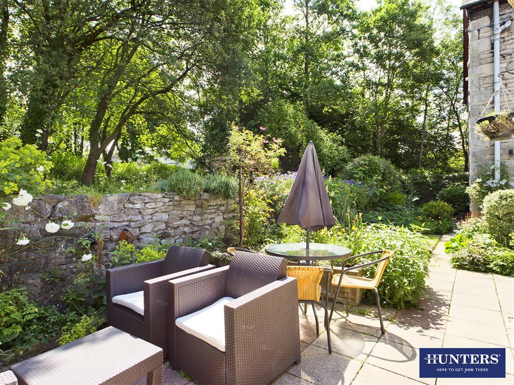 Queen Katherine Street, Kendal, LA9 7DG 3 bed end of terrace house £