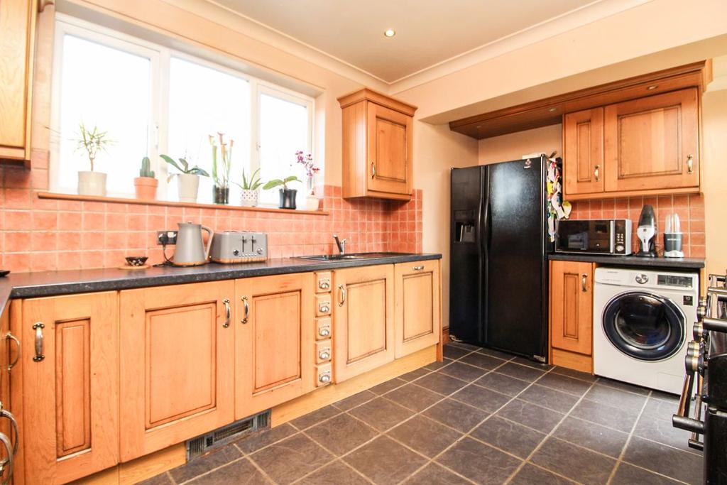 Stuart Road, Kempston, Bedford 4 bed detached house £400,000