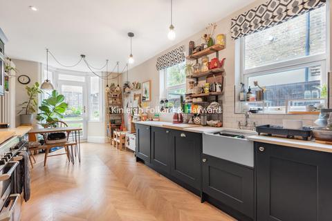 125 Laleham Road, London, SE6 2JD