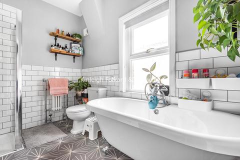 125 Laleham Road, London, SE6 2JD