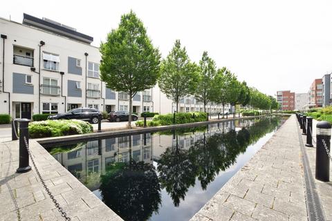 134 Canalside, Redhill, RH1 2FH