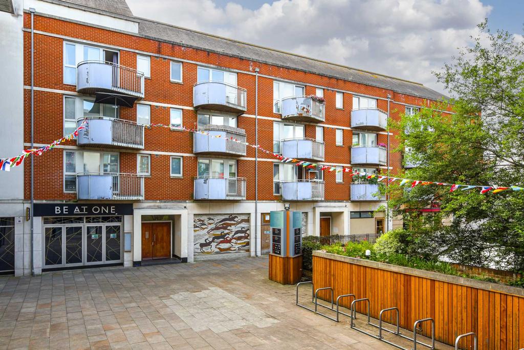 The Oaks Square, Epsom 2 bed apartment £1,600 pcm (£369 pw)