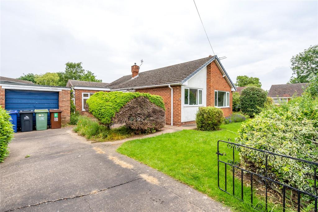 Pemberton Drive, New Waltham... 3 bed bungalow £235,000