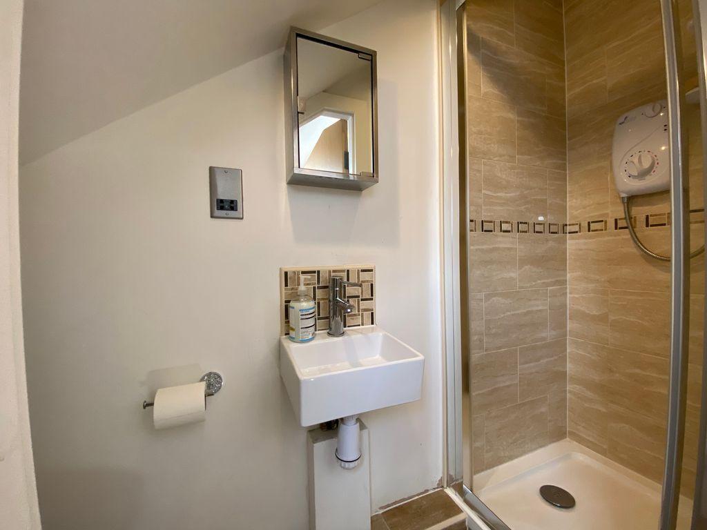 Ensuite to Bed 1