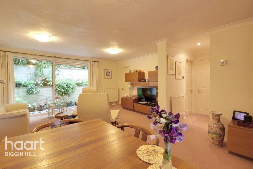 The Grove, Biggin Hill 6 bed detached house £525,000
