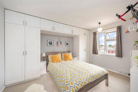 3 bedroom flat for sale, Mortlake High Street, London