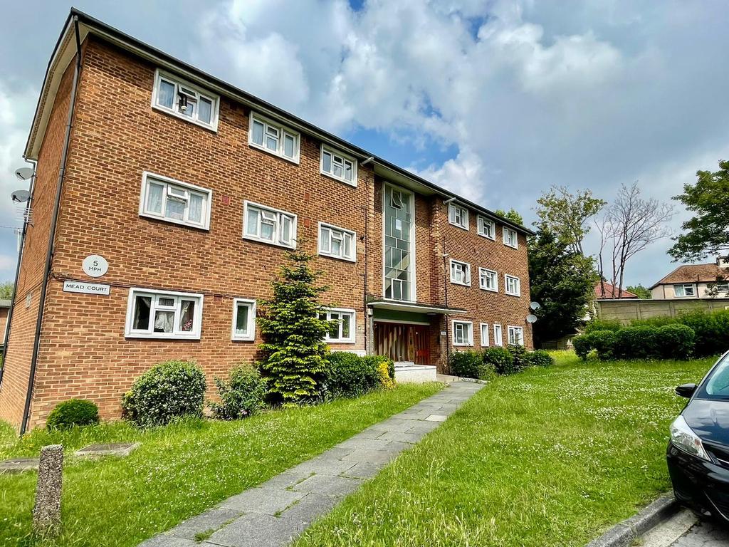 Buck Lane, Kingsbury London NW9 2 bed flat £1,400 pcm (£323 pw)