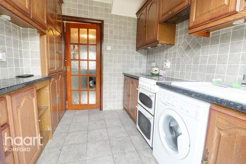 70 Essex Road, Romford, RM7 8AX