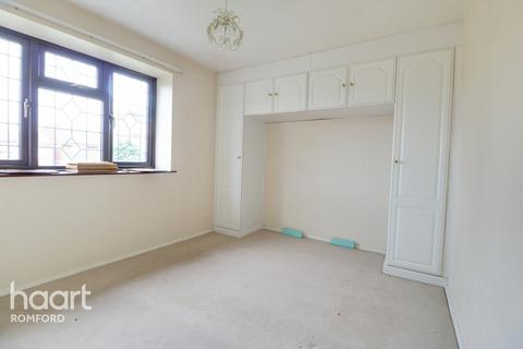 70 Essex Road, Romford, RM7 8AX