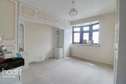 70 Essex Road, Romford, RM7 8AX