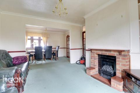70 Essex Road, Romford, RM7 8AX