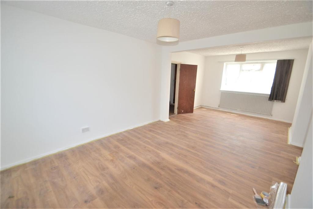 Hatton Road, Bedfont 3 bed terraced house £1,550 pcm (£358 pw)