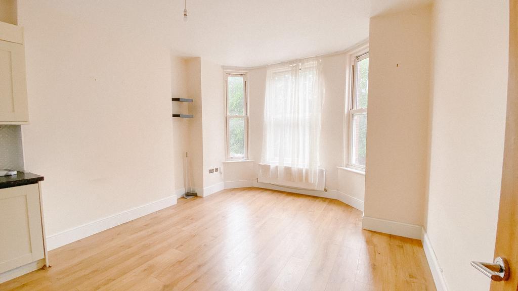 St James Road, Dudley, DY1 3JD 2 bed flat £625 pcm (£144 pw)
