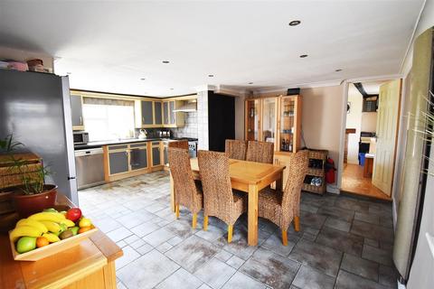 6 Sandy Lane, Chadwell St Mary, Grays, RM16 4LR