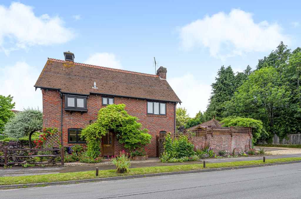 Old Cottage Close, West Wellow... 3 bed end of terrace house £490,000