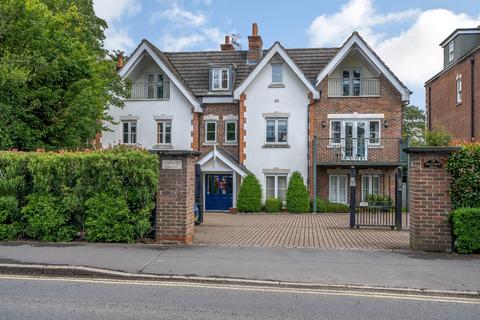 2 bedroom flat to rent, Packhorse Road, Gerrards Cross