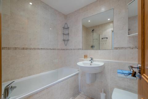 2 bedroom flat to rent, Packhorse Road, Gerrards Cross