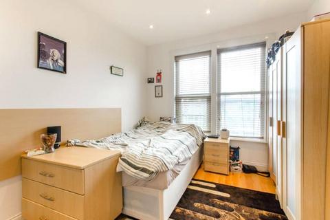 Studio to rent, Ballards Lane, Finchley, N3