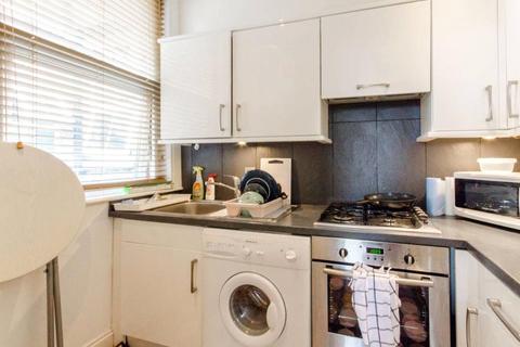Studio to rent, Ballards Lane, Finchley, N3