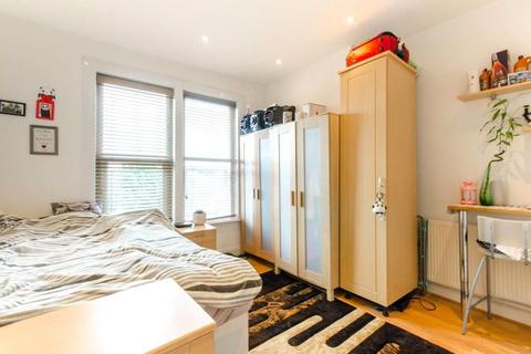 Studio to rent, Ballards Lane, Finchley, N3