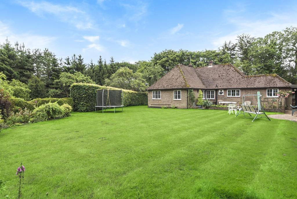 Hermongers Lane, Rudgwick, RH12 4 bed detached bungalow £890,000