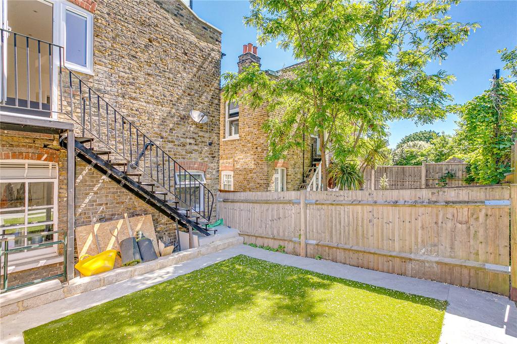 Stapleton Road, London, SW17 3 bed apartment £2,500 pcm (£577 pw)