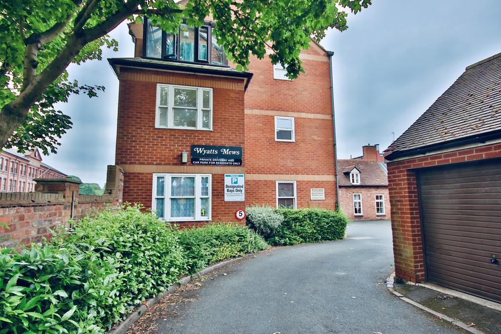 Wyatts Mews, Union Street, Worcester... 2 bed apartment £625 pcm (£