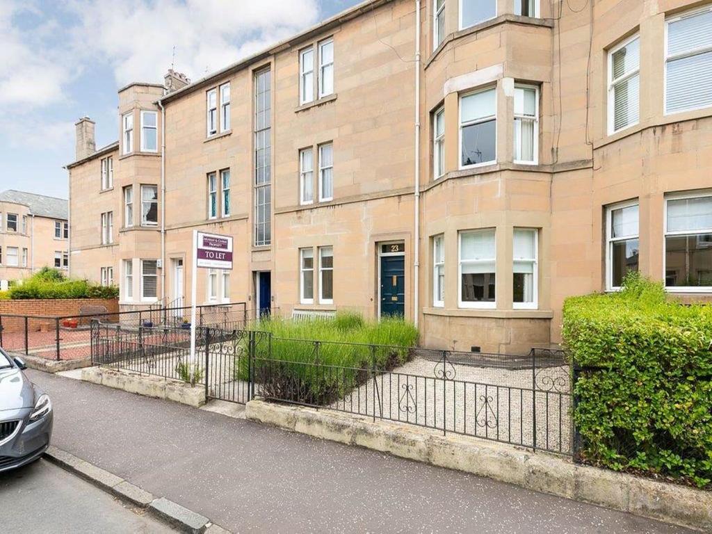 Learmonth Avenue, Comely Bank, Edinburgh 3 bed flat £1,450 pcm (£335 pw)
